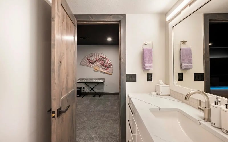 Ensuite and bedroom — Evergreen Mountain House