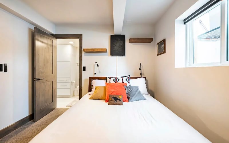 Queen bedroom — Evergreen Mountain House