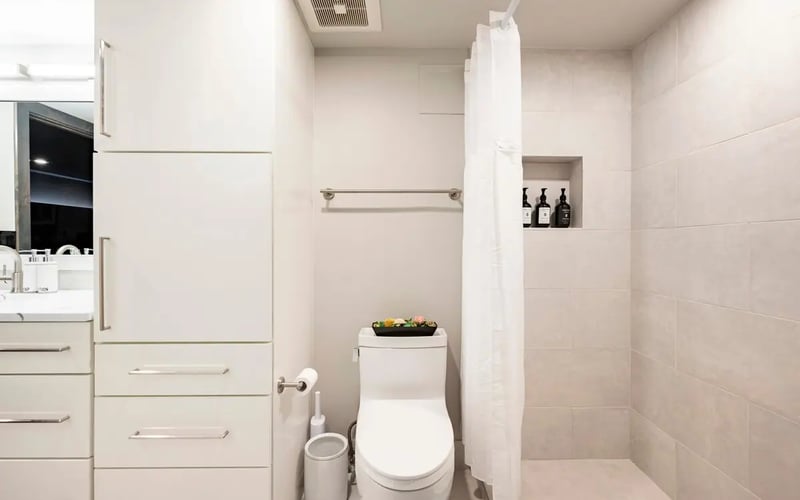 Private ensuite bath — Evergreen Mountain House