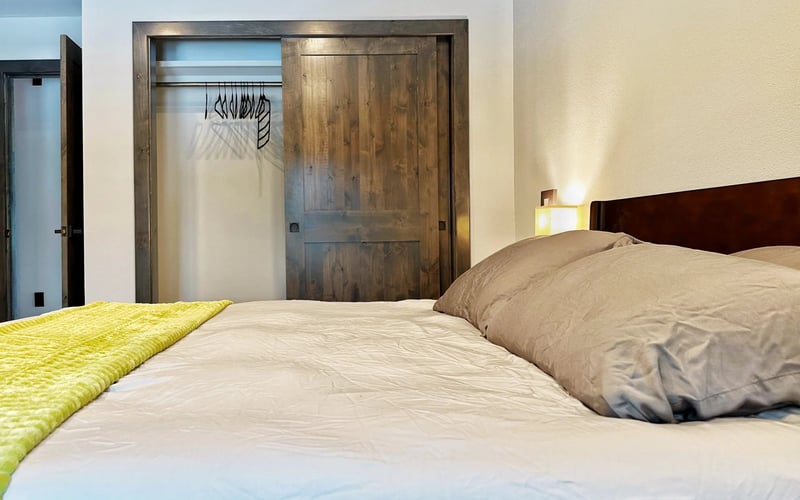 Bedroom and wardrobe — Evergreen Mountain House